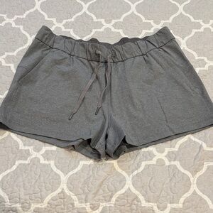 Lululemon Athletica On The Fly 2.5" shorts in heathered slate gray